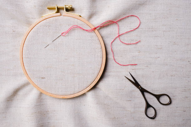 刺繍セット。白いリネン生地、刺繍フープ、カラフルな糸や needls。コピースペース - embroidery thread needle sewing ストックフォトと画像
