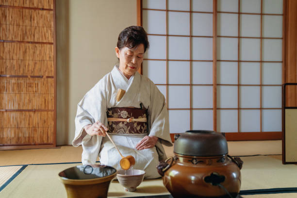 japanischer teemeister macht eine tasse traditionellen matcha-tee - feierliche veranstaltung stock-fotos und bilder