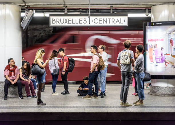 ブリュッセル中央駅のプラットフォームで待っている乗客はタリス高速列車が通り過ぎています。 - train public transportation passenger train locomotive ストックフォトと画像