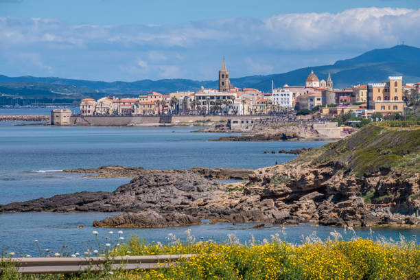 Skyline of Alghero (L'Alguer), province of Sassari , Sardinia, Italy. Famous for the beauty of its coast and beaches and its historical city center. Part of its population descends from Catalan conquerors from the end of the Middle Ages. skyline de alghero (l'alguer), provincia de sassari, cerdeña, italia. famoso por la belleza de su costa y sus playas y su centro histórico de la ciudad. parte de su población desciende de los conquistadores catalanes desde finales de la edad media.