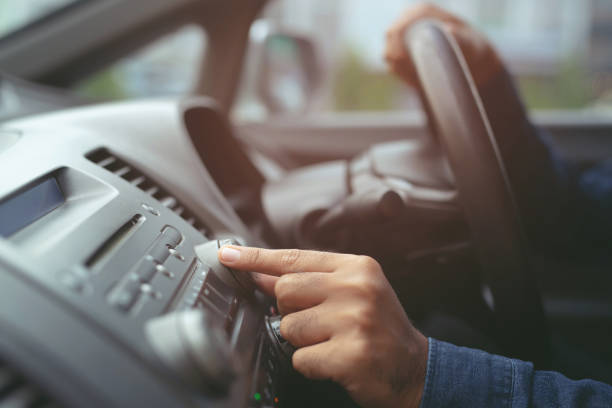 chiudere la mano aprire l'ascolto dell'autoradio. conducente dell'auto che cambia pulsante di rotazione stazioni radio sul suo sistema multimediale del veicolo. moderno sistema stereo audio touch screen. trasporto e concetto di veicolo - human finger audio foto e immagini stock