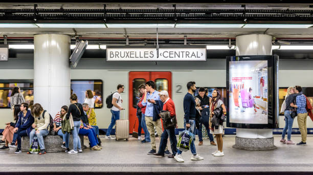 les passagers qui attendent sur une plate-forme à la gare centrale de bruxelles en tant que train intercity s’arrêtent. - train railroad station platform railroad station vehicle door photos et images de collection