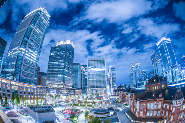 tokyo station and the business district which is visible from kitte - tokyo station railroad station chiyoda ward building exterior imagens e fotografias de stock