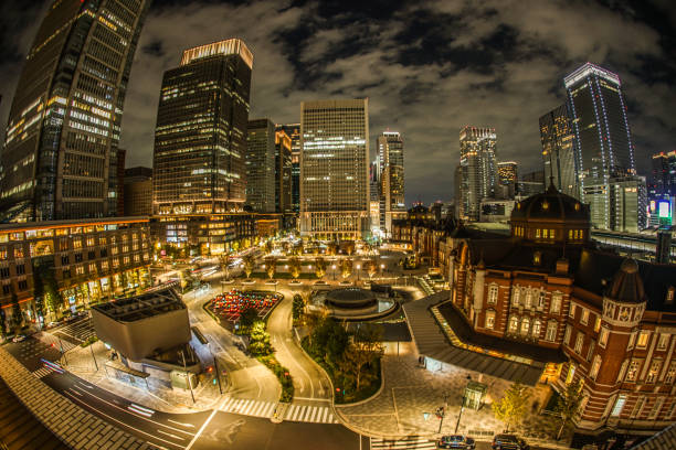 la gare de tokyo et le quartier des affaires qui est visible depuis kitte - tokyo station railroad station chiyoda ward building exterior photos et images de collection