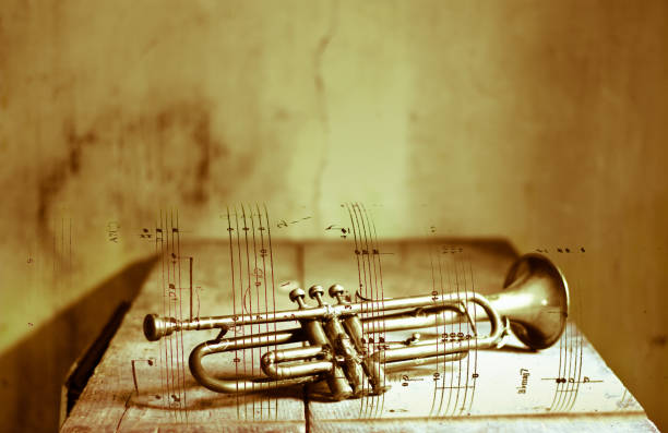 une trompette de jazz ancienne - musical theater music antique musical note photos et images de collection