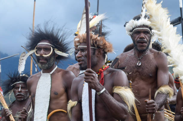 les guerriers dani au baliem valley festival - guinée photos et images de collection