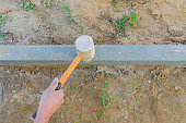 arbeiter-die-rote-und-graue-betonpflaste