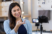 attraktives-frauenfilm-lehrvideo.jpg?b=1&s=170x170&k=20&c=RPhiybAUveJMqZu2IiCBxkoYam8jGRvKd6Yh4V0lpzo=