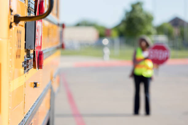 el autobús está parado en la escuela - crossing guard fotografías e imágenes de stock