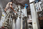 indian-factory-worker-betrieb-textilmodiylmaschinen.jpg?b=1&s=170x170&k=20&c=RUNFSSSLXcb4ARKncRiy0hgKq7TL9FUNGoKK_rycXoQ=