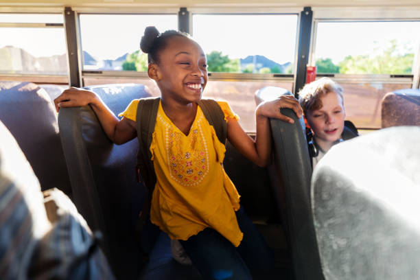 행복 한 여 학생 미소에 버스 미소 - back to school child first day of school school bus 뉴스 사진 이미지