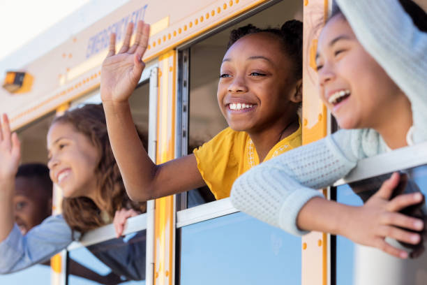 los escolares saludan desde el autobús escolar - niño pre escolar fotografías e imágenes de stock