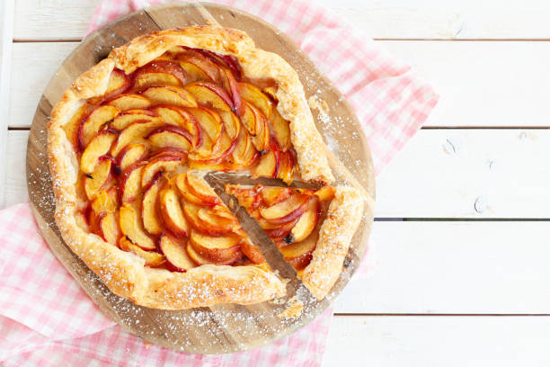 퍼프 페이스 트리로 만든 복숭아 파이 - peach pie 뉴스 사진 이미지