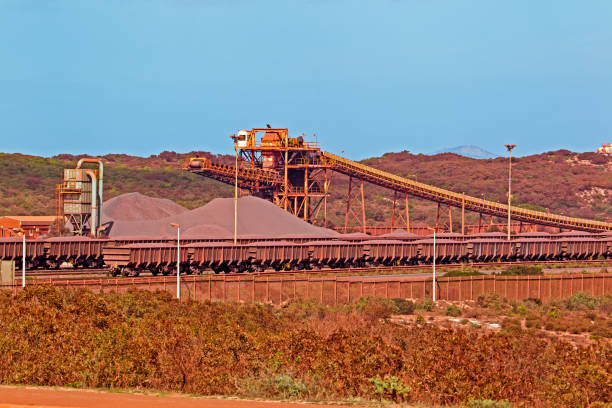 la pila de mineral de hierro y el tren de mineral - purple belt fotografías e imágenes de stock