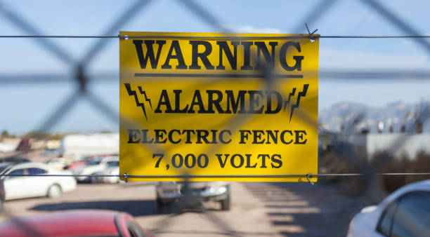 istock WARNING ELECTRIC  FENCE Sign 1152674073