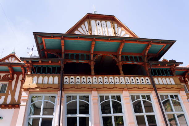 nationales kulturdenkmal jurkovicuv haus aus dem jahr 1902 in der kurstadt luhacovice, tschechien, sonniger sommertag - zlin stock-fotos und bilder