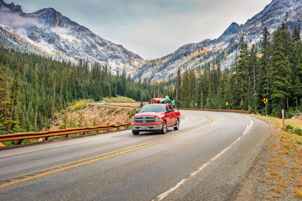 auto mit kajaks am washington pass im north cascades national park usa - north cascades national park washington state northern cascade range mountain pass stock-fotos und bilder