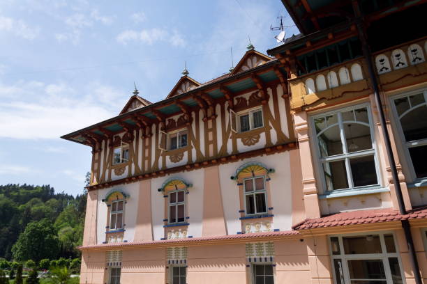 nationales kulturdenkmal jurkovicuv haus aus dem jahr 1902 in der kurstadt luhacovice, tschechien, sonniger sommertag - zlin stock-fotos und bilder