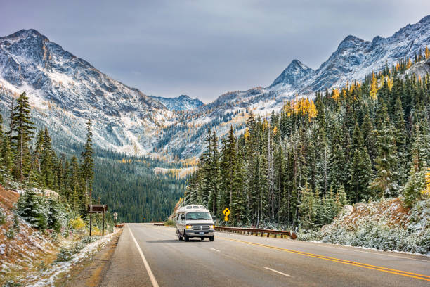 furgone camper al washington pass nel north cascades national park usa - north cascades national park washington state northern cascade range mountain pass foto e immagini stock