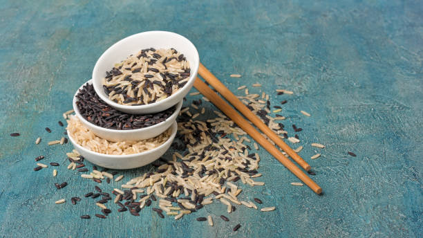 木製の中国の箸で調理されていない黒と白の米の白いボウル - carbohydrate rice cereal plant uncultivated ストックフォトと画像