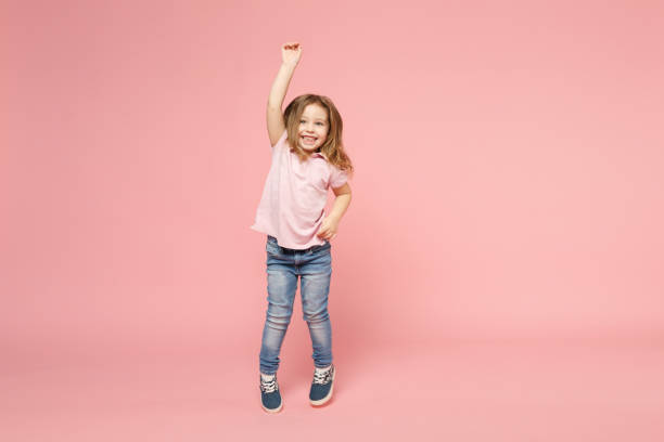 petit enfant mignon kid bébé fille 3-4 ans portant des vêtements légers dansant isolé sur fond de mur rose pastel, portrait de studio d’enfants. fête des mères, amour famille, parentalité enfance concept. - child caucasian little girls 3 4 years photos et images de collection