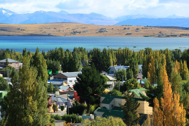 l’automne d’el calafate, la ville sur la rive du lac argentino, patagonie, argentine, amérique du sud - patagonia el calafate horizontal argentina photos et images de collection