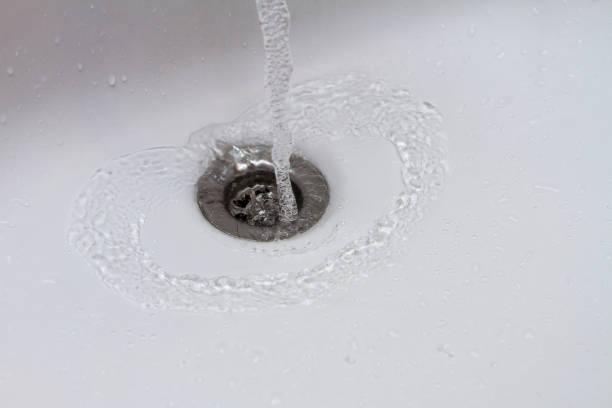 シンクドレインクローズアップに流れている水、スローモーションで落ちる水の滴 - falling water water bathroom drop ストックフォトと画像