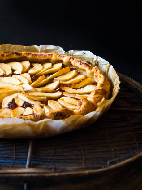 domowa szarlotka na czarnym tle - tart apple tart apple dessert zdjęcia i obrazy z banku zdjęć