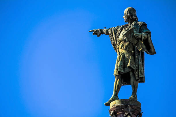 feche acima da estátua de cristóvão colombo - port de barcelona catalonia spain barcelona city - fotografias e filmes do acervo