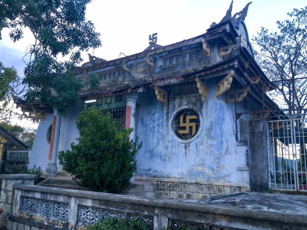 buddyjska świątynia w mieście nha trang w wietnamie - swastyka hinduska zdjęcia i obrazy z banku zdjęć