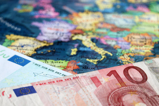 euro-banknoten auf der karte von europa, selektiver fokus. konzept für die europäische wirtschaft, die länder der eurozone - frankreich polen stock-fotos und bilder