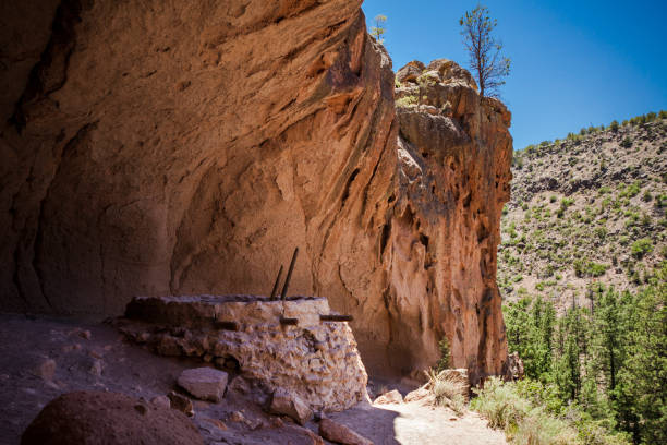 alcove house am bandelier national monument in new mexico, usa - bandelier national monument anasazi anasazi ruins photography stock-fotos und bilder