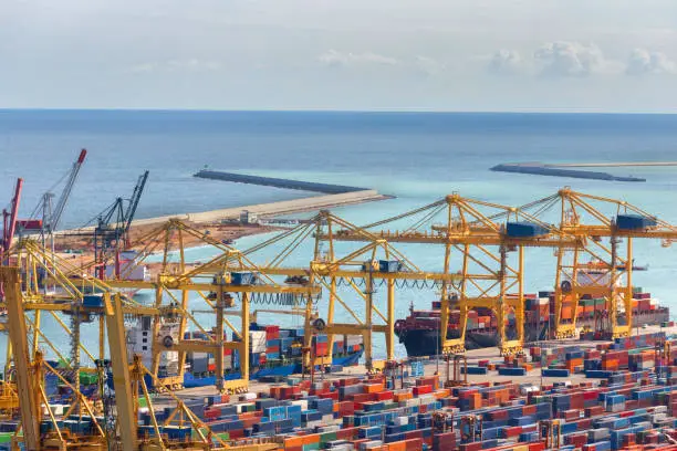 Photo of container port clean with the ocean