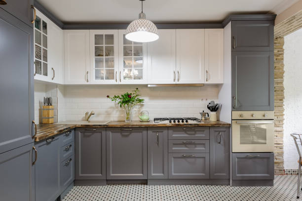 moderna cocina de madera gris y blanca interior - escaparate fotografías e imágenes de stock