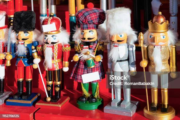 Holzweihnachtsspielzeug Und Dekorationen Auf Weihnachtsmarkt Am Alexanderplatz Stockfoto und mehr Bilder von Abenddämmerung