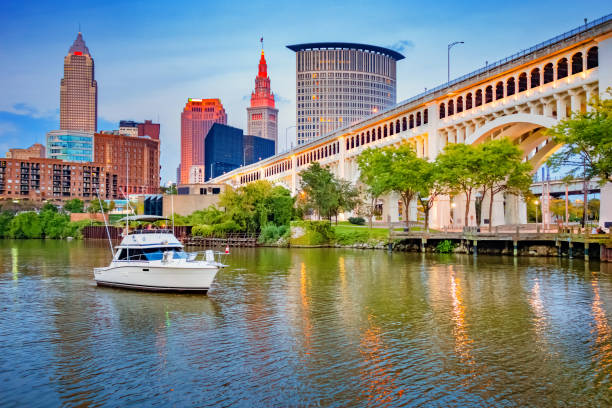 rio de cutyahoga em cleveland da baixa ohio eua - cleveland ohio ohio skyline famous place - fotografias e filmes do acervo