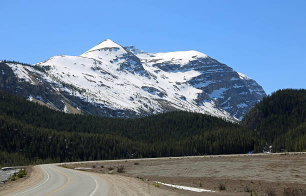 istock Big Bend peak and Icefield Parkway 1152709114