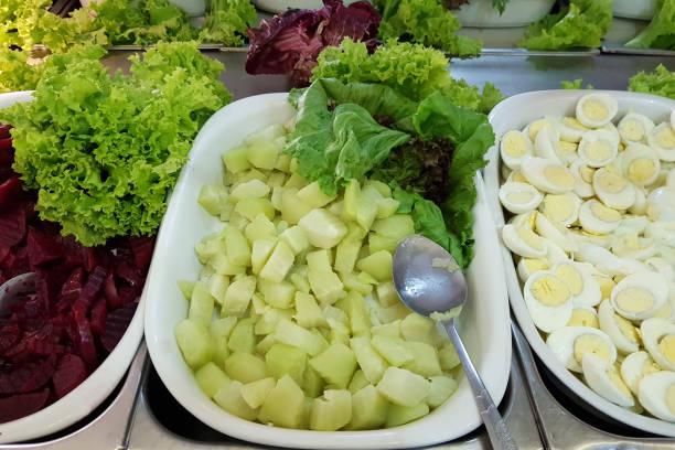 salades dans un restaurant self-service - chayotte photos et images de collection