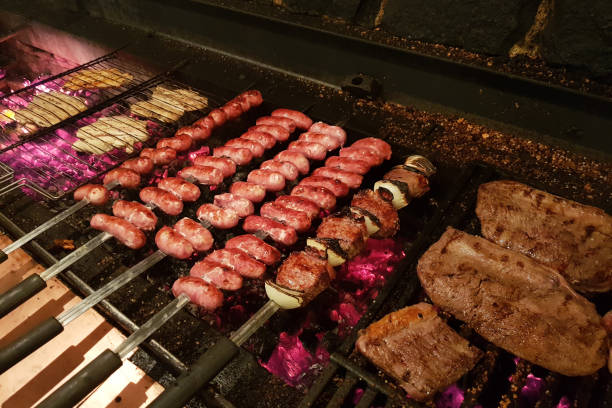 el restaurante de barbacoa - salt sausage fire flame fotografías e imágenes de stock