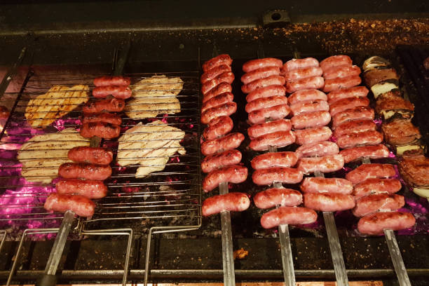 el restaurante de barbacoa - salt sausage fire flame fotografías e imágenes de stock