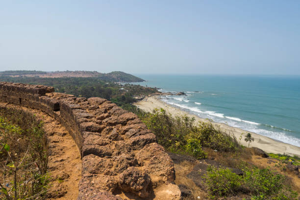 forte de chapora no goa do norte, india - goa beach india green - fotografias e filmes do acervo