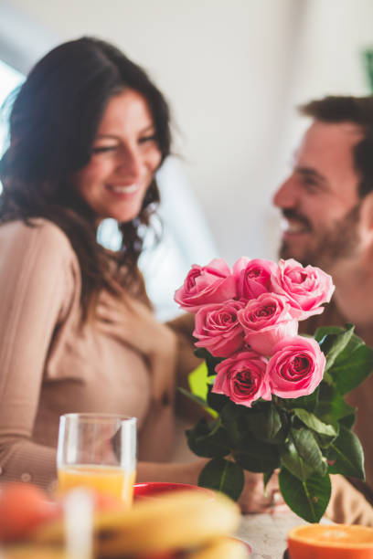 그의 여자를 위한 장미의 꽃다발 - valentines day romance boyfriend vertical 뉴스 사진 이미지