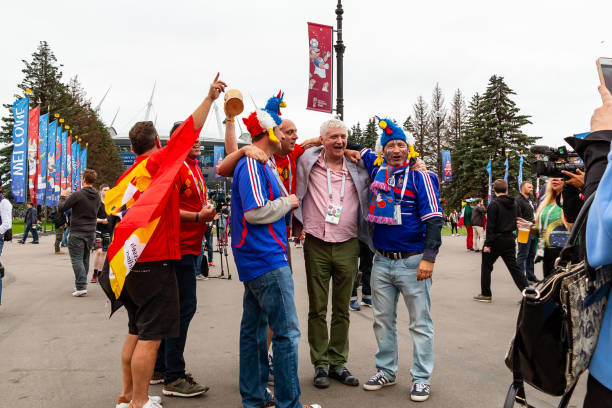 san pietroburgo, russia - 10 luglio 2018: i tifosi di diversi paesi vengono fotografati prima della partita mondiali 2018 - fifa world cup foto e immagini stock