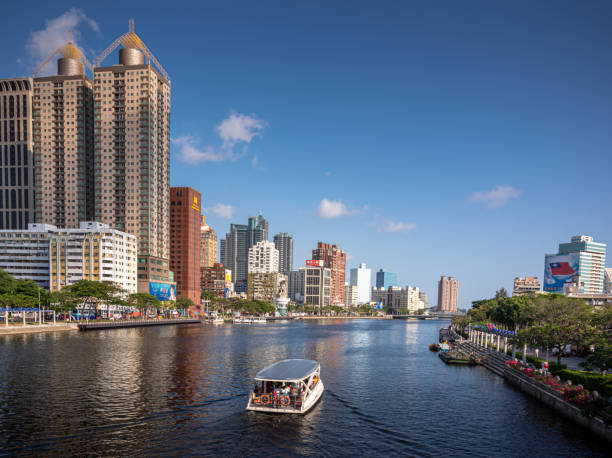 Bateau prenant des touristes pour une croisière en bas de la rivière d’amour dans la ville de Kaohsiung, Taiwan - Photo