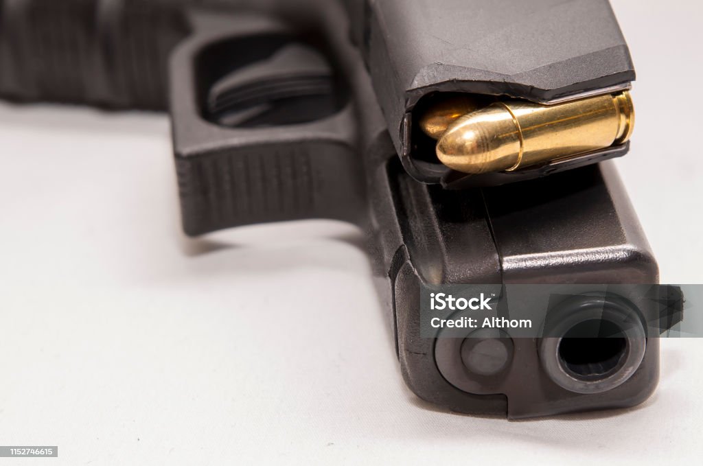 전체 금속 재킷 총알을 장착 한 권총 매거진을 장착 한 블랙 9mm 권총 0명에 대한 스톡 사진 및 기타 이미지 - 0명, 검은 ...
