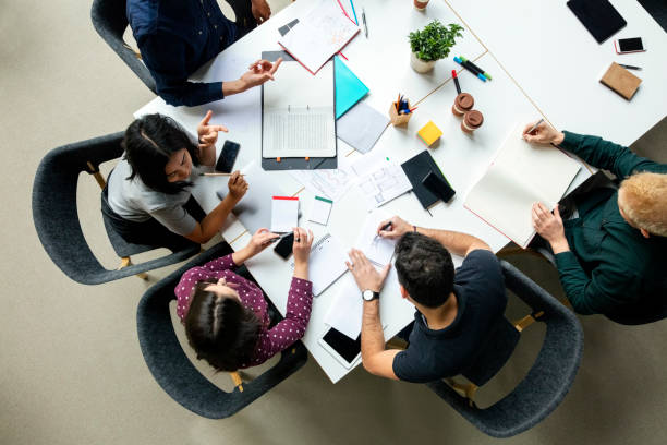 grupo empresarial trabajando juntos en el nuevo proyecto - investigación de mercados fotografías e imágenes de stock