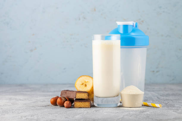 białko sport shake - smoothie banana smoothie milk shake banana zdjęcia i obrazy z banku zdjęć