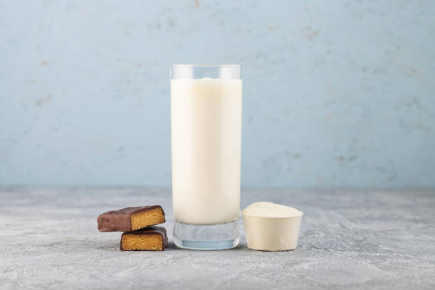 białko sport shake - smoothie banana smoothie milk shake banana zdjęcia i obrazy z banku zdjęć