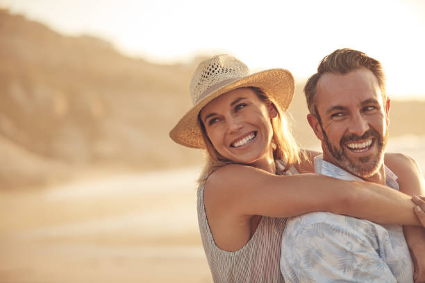 el amor te hará más feliz de lo que nunca has estado - pareja madura fotografías e imágenes de stock