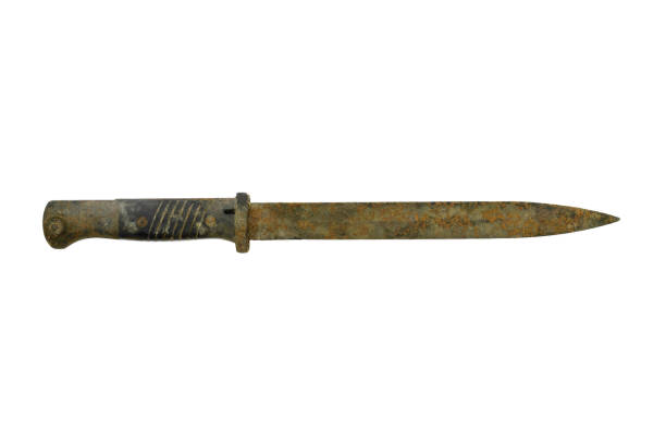couteau militaire très vieux et rouillé isolé sur le fond blanc - dagger military isolated bayonet photos et images de collection